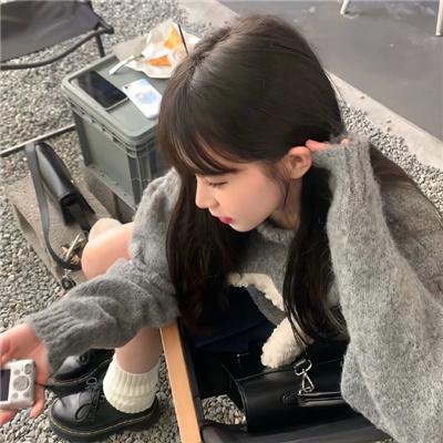 落在她身边